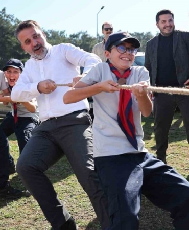 BURSA BÜYÜKŞEHİR BELEDİYESİ YENİ İZCİ EVİNİ HAYATA GEÇİRDİ. BAŞKAN BİBA HALAT ÇEKME OYUNUNA DAHİL OLDU