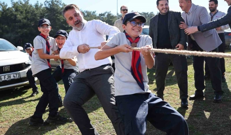BURSA BÜYÜKŞEHİR BELEDİYESİ YENİ İZCİ EVİNİ HAYATA GEÇİRDİ. BAŞKAN BİBA HALAT ÇEKME OYUNUNA DAHİL OLDU