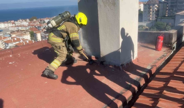 BURSA’NIN MUDANYA İLÇESİNDE BİR SİTENİN ÇATI KISMINDA TADİLAT ÇALIŞMALARININ ARDINDAN ÇIKAN YANGIN PANİĞE NEDEN OLDU. İTFAİYE EKİPLERİNİN MÜDAHALESİYLE YANGIN SÖNDÜRÜLDÜ. GÖKÇİN ÖDÜL/BURSA-İHA