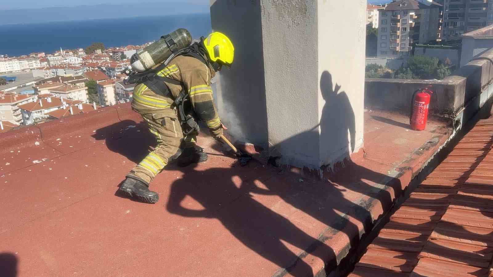BURSA’NIN MUDANYA İLÇESİNDE BİR SİTENİN ÇATI KISMINDA TADİLAT ÇALIŞMALARININ ARDINDAN ÇIKAN YANGIN PANİĞE NEDEN OLDU. İTFAİYE EKİPLERİNİN MÜDAHALESİYLE YANGIN SÖNDÜRÜLDÜ. GÖKÇİN ÖDÜL/BURSA-İHA