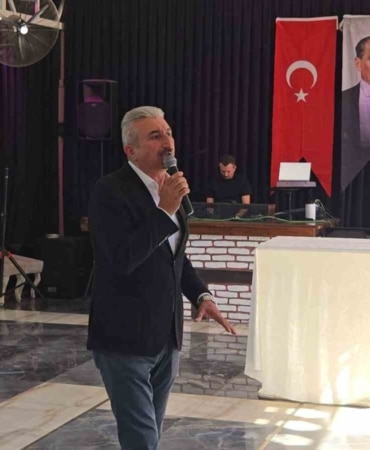 YENİ PARTİ BURSA KURUCU İL BAŞKANI VE İL BAŞKAN ADAYI NİHAT YEŞİLTAŞ, İL KONGRESİ ÖNCESİ SEÇİM ÇALIŞMALARI KAPSAMINDA OSMANGAZİ İLÇE ÜYE TOPLANTISI'NDA KONUŞTU. KONUŞMASINDA YENİ PARTİ'Yİ HALKIN KURDUĞUNU HATIRLATAN YEŞİLTAŞ KİMSENİN ÖTEKİLEŞTİRİLMEYECEĞİNİ, KİMSENİN GERİDE BIRAKILMADAN İKTİDAR OLUNACAĞINI SÖYLEDİ.
