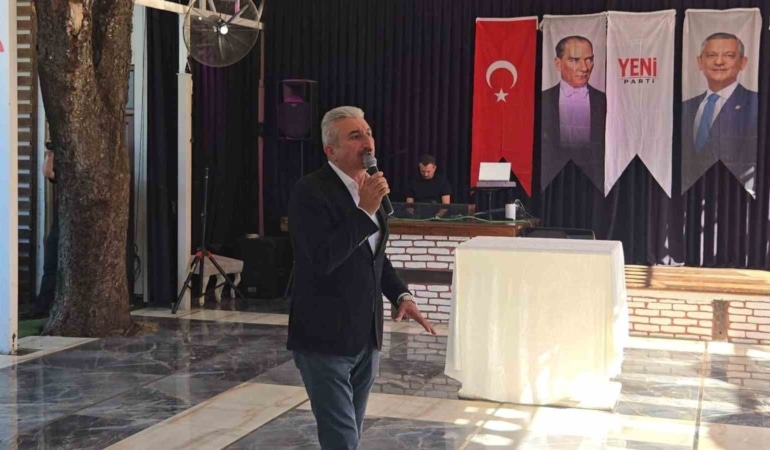 YENİ PARTİ BURSA KURUCU İL BAŞKANI VE İL BAŞKAN ADAYI NİHAT YEŞİLTAŞ, İL KONGRESİ ÖNCESİ SEÇİM ÇALIŞMALARI KAPSAMINDA OSMANGAZİ İLÇE ÜYE TOPLANTISI'NDA KONUŞTU. KONUŞMASINDA YENİ PARTİ'Yİ HALKIN KURDUĞUNU HATIRLATAN YEŞİLTAŞ KİMSENİN ÖTEKİLEŞTİRİLMEYECEĞİNİ, KİMSENİN GERİDE BIRAKILMADAN İKTİDAR OLUNACAĞINI SÖYLEDİ.