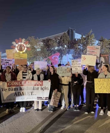 BURSA’NIN KARACABEY İLÇESİNDE 3 EKİM GECESİ SEVGİLİSİ MUSTAFA B. TARAFINDAN BOĞAZI KESİLEREK ÖLDÜRÜLEN 18 YAŞINDAKİ GÖKÇE ALKAN İÇİN ADALET YÜRÜYÜŞÜ DÜZENLENDİ. KARACABEY STADYUMU ÖNÜNDEN BAŞLAYAN YÜRÜYÜŞ, HEYKEL MEYDANI’NDA DEVAM ETTİ.