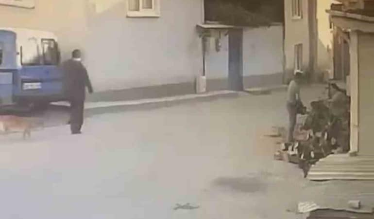 BURSA'NIN ORHANGAZİ İLÇESİNDE MEYDANA GELEN OLAYDA YAŞLI BİR ADAM, YOLDA YÜRÜRKEN KENDİSİNİ MOTORLU TESTERE İLE KORKUTAN KADINDAN KAÇARKEN YERE DÜŞTÜ. O ANLAR GÜVENLİK KAMERASINA YANSIRKEN AİLE JANDARMAYA GİDEREK ŞİKAYETÇİ OLDU.