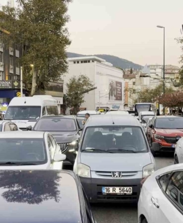 BURSA’DA SABAH NAMAZINI ULUCAMİ’DE KILMAK İSTEYEN VATANDAŞLARIN OLUŞTURDUĞU YOĞUNLUK, ATATÜRK CADDESİ’NDE TRAFİĞİ OLUMSUZ ETKİLEDİ. 3 ŞERİTLİ CADDE, VATANDAŞLARIN YOLA TAŞMASIYLA TEK ŞERİDE DÜŞERKEN, O ANLAR KAMERAYA YANSIDI.