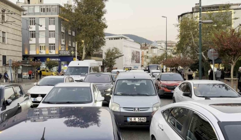 BURSA’DA SABAH NAMAZINI ULUCAMİ’DE KILMAK İSTEYEN VATANDAŞLARIN OLUŞTURDUĞU YOĞUNLUK, ATATÜRK CADDESİ’NDE TRAFİĞİ OLUMSUZ ETKİLEDİ. 3 ŞERİTLİ CADDE, VATANDAŞLARIN YOLA TAŞMASIYLA TEK ŞERİDE DÜŞERKEN, O ANLAR KAMERAYA YANSIDI.