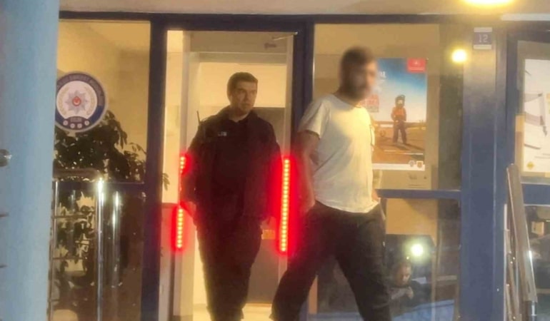 BURSA'DA SOKAK ARALARINDA HIZLI ARAÇ KULLANDIĞI VE EL FRENİ ÇEKEREK TEHLİKELİ HAREKETLER YAPTIĞI İDDİA EDİLEN SÜRÜCÜ, 1,55 PROMİL ALKOLLÜ ÇIKTI.