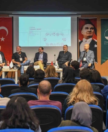 OSMANGAZİ BELEDİYESİ’NİN "700. YILINDA BURSA MİMARLIĞI KONUŞUYOR" PROGRAMI ÇERÇEVESİNDE GÜN BOYUNCA DEVAM EDEN PANELLERDE, MİMARİ TASARIM YARIŞMALARININ YALNIZCA PROJE ELDE ETME YÖNTEMİ OLMADIĞI; NİTELİKLİ YAPILARIN VE KAMUSAL ALANLARIN ORTAYA ÇIKARILMASI, MESLEKİ DENEYİMİN PAYLAŞILMASI VE KENTLERİN GELECEĞİNE YÖNELİK YENİ FİKİRLERİN GELİŞTİRİLMESİ AÇISINDAN DA ÖNEMLİ BİR ARAÇ OLDUĞU VURGULANDI.