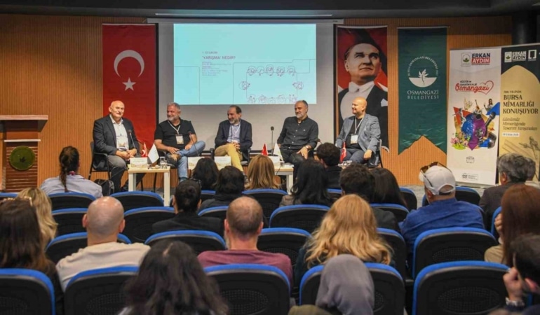 OSMANGAZİ BELEDİYESİ’NİN "700. YILINDA BURSA MİMARLIĞI KONUŞUYOR" PROGRAMI ÇERÇEVESİNDE GÜN BOYUNCA DEVAM EDEN PANELLERDE, MİMARİ TASARIM YARIŞMALARININ YALNIZCA PROJE ELDE ETME YÖNTEMİ OLMADIĞI; NİTELİKLİ YAPILARIN VE KAMUSAL ALANLARIN ORTAYA ÇIKARILMASI, MESLEKİ DENEYİMİN PAYLAŞILMASI VE KENTLERİN GELECEĞİNE YÖNELİK YENİ FİKİRLERİN GELİŞTİRİLMESİ AÇISINDAN DA ÖNEMLİ BİR ARAÇ OLDUĞU VURGULANDI.
