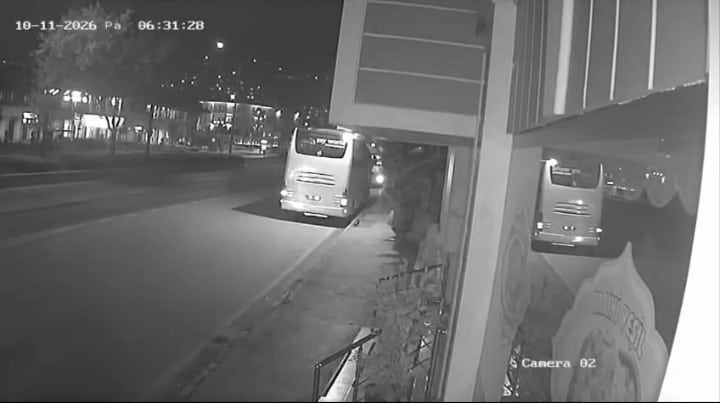 MANİSA’DA 11 KİŞİNİN HAYATINI KAYBETTİĞİ, 27 KİŞİNİN YARALANDIĞI FECİ KAZAYA KARIŞAN TUR OTOBÜSÜNÜN BURSA’DAN HAREKET ETTİĞİ ANLAR GÜVENLİK KAMERASINA YANSIDI. GÖRÜNTÜLERDE OTOBÜSÜN SAAT 06.30 SIRALARINDA YOLCU ALDIĞI, 06.31’DE İSE HAREKET ETTİĞİ GÖRÜLDÜ.