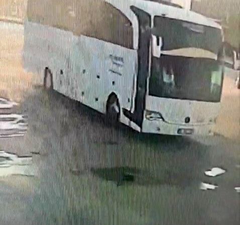 OTOBÜSÜN BURSA'NIN MUSTAFAKEMALPAŞA İLÇESİNDE MOLA VERDİĞİ ANLAR GÜVENLİK KAMERALARINA YANSIDI.