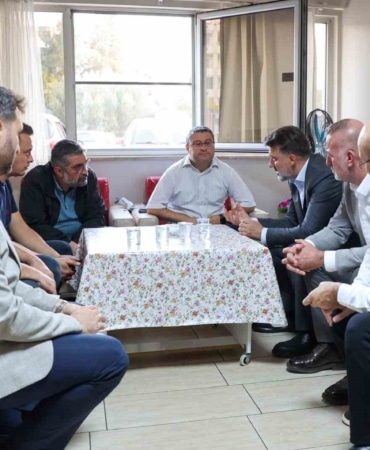 BURSA BÜYÜKŞEHİR BELEDİYE BAŞKAN VEKİLİ ŞAHİN BİBA, MANİSA’NIN AKHİSAR İLÇESİNDE MEYDANA GELEN VE 11 KİŞİNİN HAYATINI KAYBETTİĞİ, 27 KİŞİNİN YARALANDIĞI TRAFİK KAZASININ ARDINDAN BÖLGEYE GİDEREK HASTANELERDE TEDAVİ GÖREN YARALILARI VE YAKINLARINI ZİYARET ETTİ.