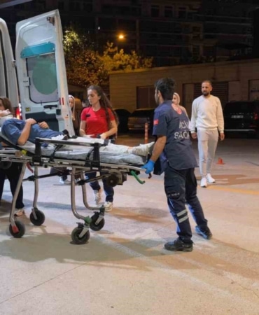 BURSA'NIN İNEGÖL İLÇESİNDE MEYDANA GELEN 3 ARAÇLI ZİNCİRLEME TRAFİK KAZASINDA 1'İ 9 AYLIK BEBEK OLMAK ÜZERE 10 KİŞİ YARALANDI. YARALILAR, AMBULANSLARLA İNEGÖL DEVLET HASTANESİNE KALDIRILDI.