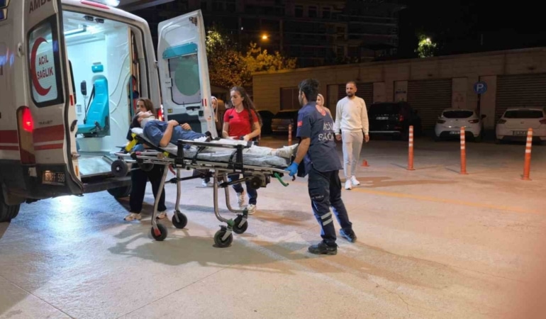 BURSA'NIN İNEGÖL İLÇESİNDE MEYDANA GELEN 3 ARAÇLI ZİNCİRLEME TRAFİK KAZASINDA 1'İ 9 AYLIK BEBEK OLMAK ÜZERE 10 KİŞİ YARALANDI. YARALILAR, AMBULANSLARLA İNEGÖL DEVLET HASTANESİNE KALDIRILDI.
