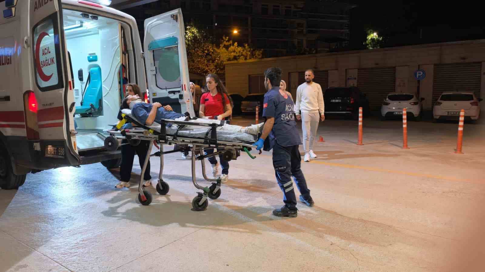 BURSA'NIN İNEGÖL İLÇESİNDE MEYDANA GELEN 3 ARAÇLI ZİNCİRLEME TRAFİK KAZASINDA 1'İ 9 AYLIK BEBEK OLMAK ÜZERE 10 KİŞİ YARALANDI. YARALILAR, AMBULANSLARLA İNEGÖL DEVLET HASTANESİNE KALDIRILDI.