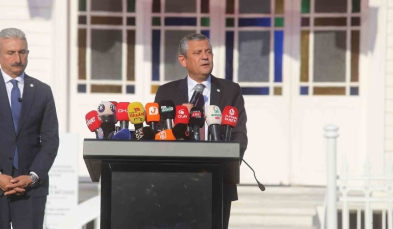 YENİ PARİ GENEL BAŞKANI ÖZGÜR ÖZEL, MUDANYA MÜTAREKESİ’NİN 104’ÜNCÜ YIL DÖNÜMÜ DOLAYISIYLA BURSA’NIN MUDANYA İLÇESİNDE DÜZENLENEN PROGRAMDA VATANDAŞLARLA BİR ARAYA GELDİ. ÇOK SAYIDA VATANDAŞIN KATILDIĞI PROGRAMDA PROF. DR. MEHMET HABERAL’A BARIŞ YOLU ÖDÜLÜ VERİLİRKEN, İSMET İNÖNÜ’NÜN MİLLÎ MÜCADELE’DEKİ ROLÜ VE TÜRKİYE’NİN BAĞIMSIZLIK MÜCADELESİ VURGULANDI.
