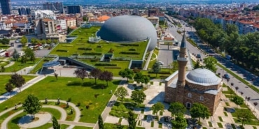 BİNLERCE YILLIK MİTOLOJİK ANLATILAR, SİNEMANIN BÜYÜLÜ DÜNYASINDA YENİDEN HAYAT BULACAK. BU YIL “İNSANLIĞIN ORTAK HİKAYESİ” TEMASIYLA ALTI ŞEHRE YAYILAN 4. MİTOLOJİ FİLM HAFTASI’NIN BURSA AYAĞINA OSMANGAZİ BELEDİYESİ EV SAHİPLİĞİ YAPACAK. PANORAMA 1326 BURSA FETİH MÜZESİ İLE ÖRDEKLİ KÜLTÜR MERKEZİ’NDE GERÇEKLEŞTİRİLECEK İKİ GÜNLÜK PROGRAMDA SİNEMASEVERLER MİTOLOJİ, KÜLTÜR VE SANATIN BULUŞTUĞU ÖZEL BİR YOLCULUĞA ÇIKACAK.