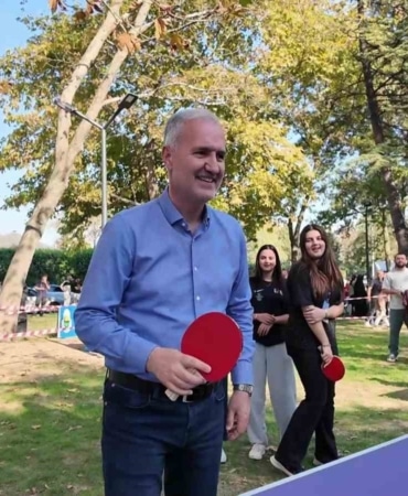 İNEGÖL BELEDİYESİ TARAFINDAN DÜZENLENEN 2. SPOR ŞENLİĞİ, YÜZLERCE ÇOCUK VE AİLELERİNİN KATILIMIYLA GERÇEKLEŞTİRİLDİ. GÜN BOYUNCA 17 FARKLI SPOR BRANŞINI DENEYİMLEME FIRSATI BULAN ÇOCUKLAR HEM EĞLENDİ HEM DE YETENEKLERİNİ KEŞFETME İMKÂNI BULDU. İNEGÖL BELEDİYE BAŞKANI ALPER TABAN DA ŞENLİK ALANINI ZİYARET EDEREK ÇOCUKLARIN HEYECANINA ORTAK OLDU.