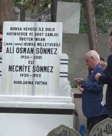 ALİ OSMAN SÖNMEZ, VEFATININ 25’İNCİ YIL DÖNÜMÜNDE EMİRSULTAN MEZARLIĞI’NDAKİ KABRİ BAŞINDA DUALARLA ANILDI.