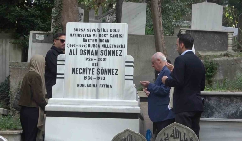 ALİ OSMAN SÖNMEZ, VEFATININ 25’İNCİ YIL DÖNÜMÜNDE EMİRSULTAN MEZARLIĞI’NDAKİ KABRİ BAŞINDA DUALARLA ANILDI.