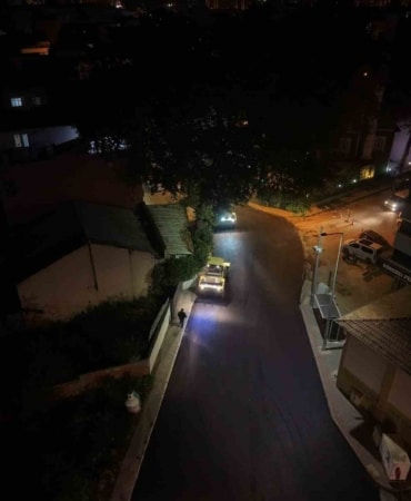 BURSA BÜYÜKŞEHİR BELEDİYESİ, ULAŞIM AĞINI GÜÇLENDİRME ÇALIŞMALARI KAPSAMINDA YILDIRIM İLÇESİ 2. VATAN CADDESİ’Nİ YENİLİYOR. BÜYÜKŞEHİR EKİPLERİ, BÖLGEDE ULAŞIMIN AKSAMAMASI AMACIYLA ASFALT KAPLAMA İŞLEMİNİ GECE SAATLERİNDE GERÇEKLEŞTİRİYOR.