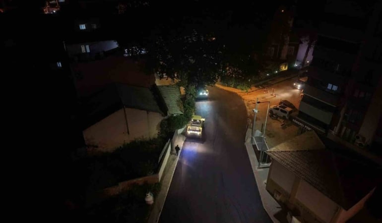 BURSA BÜYÜKŞEHİR BELEDİYESİ, ULAŞIM AĞINI GÜÇLENDİRME ÇALIŞMALARI KAPSAMINDA YILDIRIM İLÇESİ 2. VATAN CADDESİ’Nİ YENİLİYOR. BÜYÜKŞEHİR EKİPLERİ, BÖLGEDE ULAŞIMIN AKSAMAMASI AMACIYLA ASFALT KAPLAMA İŞLEMİNİ GECE SAATLERİNDE GERÇEKLEŞTİRİYOR.