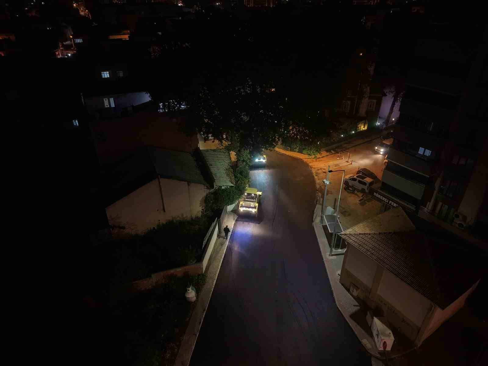 BURSA BÜYÜKŞEHİR BELEDİYESİ, ULAŞIM AĞINI GÜÇLENDİRME ÇALIŞMALARI KAPSAMINDA YILDIRIM İLÇESİ 2. VATAN CADDESİ’Nİ YENİLİYOR. BÜYÜKŞEHİR EKİPLERİ, BÖLGEDE ULAŞIMIN AKSAMAMASI AMACIYLA ASFALT KAPLAMA İŞLEMİNİ GECE SAATLERİNDE GERÇEKLEŞTİRİYOR.