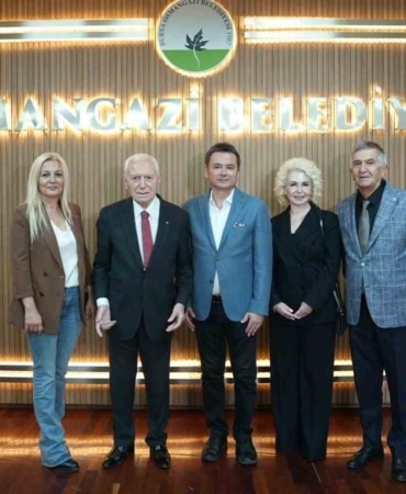 OSMANGAZİ BELEDİYE BAŞKANI ERKAN AYDIN, MUDANYA MÜTAREKESİ’NİN 104. YIL DÖNÜMÜ KAPSAMINDA BURSA’YA GELEN PROF. DR. MEHMET HABERAL(SOLDAN 2.) VE ŞÜKRAN KÜTÜKÇÜ’YÜ(SAĞDAN 2.) OSMANGAZİ’DE AĞIRLADI. KENTİN TARİHİ VE KÜLTÜREL MİRASININ ÖN PLANA ÇIKTIĞI ZİYARETTE, OSMANLI’NIN KURULUŞUNA TANIKLIK EDEN TARİHİ MEKANLAR GEZİLDİ.