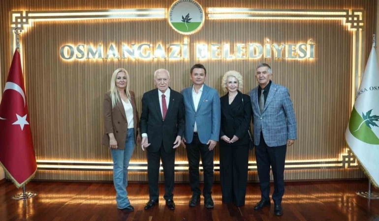 OSMANGAZİ BELEDİYE BAŞKANI ERKAN AYDIN, MUDANYA MÜTAREKESİ’NİN 104. YIL DÖNÜMÜ KAPSAMINDA BURSA’YA GELEN PROF. DR. MEHMET HABERAL(SOLDAN 2.) VE ŞÜKRAN KÜTÜKÇÜ’YÜ(SAĞDAN 2.) OSMANGAZİ’DE AĞIRLADI. KENTİN TARİHİ VE KÜLTÜREL MİRASININ ÖN PLANA ÇIKTIĞI ZİYARETTE, OSMANLI’NIN KURULUŞUNA TANIKLIK EDEN TARİHİ MEKANLAR GEZİLDİ.