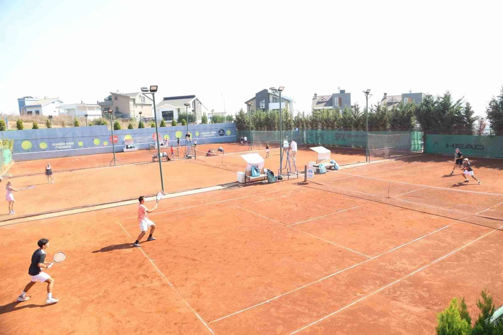 NİLÜFER BELEDİYESİ’NİN KATKILARIYLA YENİGÜN TENİS KULÜBÜ EV SAHİPLİĞİNDE DÜZENLENEN 4. ITF JUNİOR J30 YENİGÜN CUP TAMAMLANDI. 11 ÜLKEDEN YAKLAŞIK 150 SPORCUNUN KATILDIĞI TURNUVADA DERECEYE GİREN SPORCULAR ÖDÜLLENDİRİLDİ.