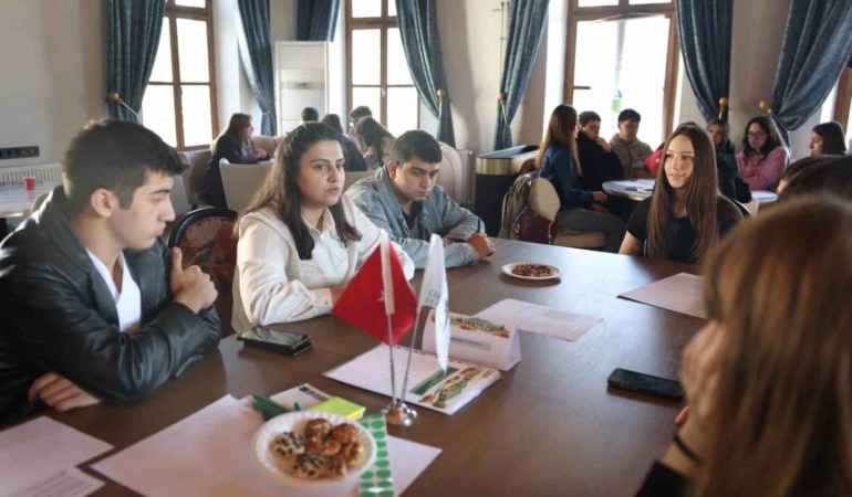 OSMANGAZİ BELEDİYESİ’NİN AVRUPA BİRLİĞİ HİBE DESTEĞİYLE YÜRÜTTÜĞÜ "OSMANGAZİ GENÇLİK GIDA POLİTİKALARI LABORATUVARI PROJESİ" KAPSAMINDA BİR ARAYA GELEN GENÇ KATILIMCILAR, UZMANLAR EŞLİĞİNDE GIDA POLİTİKALARINI FARKLI YÖNLERİYLE ELE ALARAK, FİKİR VE ÖNERİLERİNİ İÇEREN OSMANGAZİ GENÇLİK GIDA POLİTİKASI BİLDİRİSİ’Nİ HAZIRLADI.