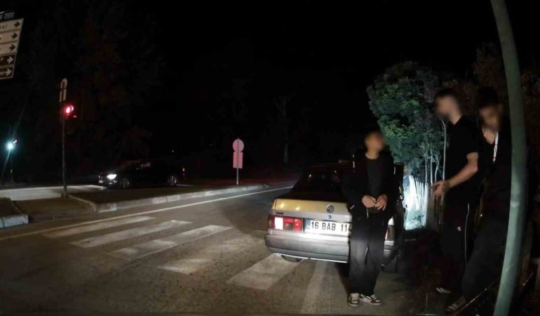 İNEGÖL İLÇESİNDE POLİS UYGULAMASININ YANINDAN ABARTI EGZOZ SESİYLE GEÇEN SÜRÜCÜ, EKİPLER TARAFINDAN DURDURULDU.