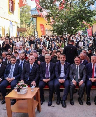 BURSA BÜYÜKŞEHİR BELEDİYE BAŞKAN VEKİLİ ŞAHİN BİBA, MİLLÎ TÜRK TALEBE BİRLİĞİ (MTTB) BURSA İL BAŞKANLIĞI YENİ HİZMET BİNASININ AÇILIŞ TÖRENİNE KATILDI. GENÇLERE YÖNELİK ÇALIŞMALARA VERDİKLERİ DESTEĞİ VURGULAYAN BİBA, "GAYEMİZ, ŞEHRİMİZİN GÜÇLÜ MİRASINI GENÇLERİMİZİN BİLGİ VE ENERJİSİYLE BULUŞTURARAK BURSA’YI DAHA İLERİYE TAŞIMAKTIR" DEDİ.