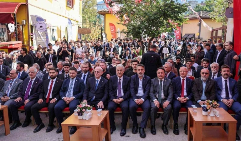 BURSA BÜYÜKŞEHİR BELEDİYE BAŞKAN VEKİLİ ŞAHİN BİBA, MİLLÎ TÜRK TALEBE BİRLİĞİ (MTTB) BURSA İL BAŞKANLIĞI YENİ HİZMET BİNASININ AÇILIŞ TÖRENİNE KATILDI. GENÇLERE YÖNELİK ÇALIŞMALARA VERDİKLERİ DESTEĞİ VURGULAYAN BİBA, "GAYEMİZ, ŞEHRİMİZİN GÜÇLÜ MİRASINI GENÇLERİMİZİN BİLGİ VE ENERJİSİYLE BULUŞTURARAK BURSA’YI DAHA İLERİYE TAŞIMAKTIR" DEDİ.