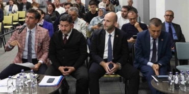 MUDANYA BELEDİYE MECLİSİ'NİN EKİM AYI 2. OTURUMUNDA BÜTÇE EVRAKLARININ GEÇ ULAŞTIRILMASI TARTIŞMA YAŞATTI. PLAN VE BÜTÇE KOMİSYONU ÜYESİ KAAN AKBULUT, DOSYALARI 9 EKİM'DE TESLİM ALDIKLARINI BELİRTEREK YETERLİ ÇALIŞMA YAPILAMADIĞINI SÖYLEDİ. AK PARTİ GRUP SÖZCÜSÜ YUSUF ALPER ÖMEROĞULLARI DA SÜRECE TEPKİ GÖSTERDİ. GÖKÇİN ÖDÜL/BURSA-İHA