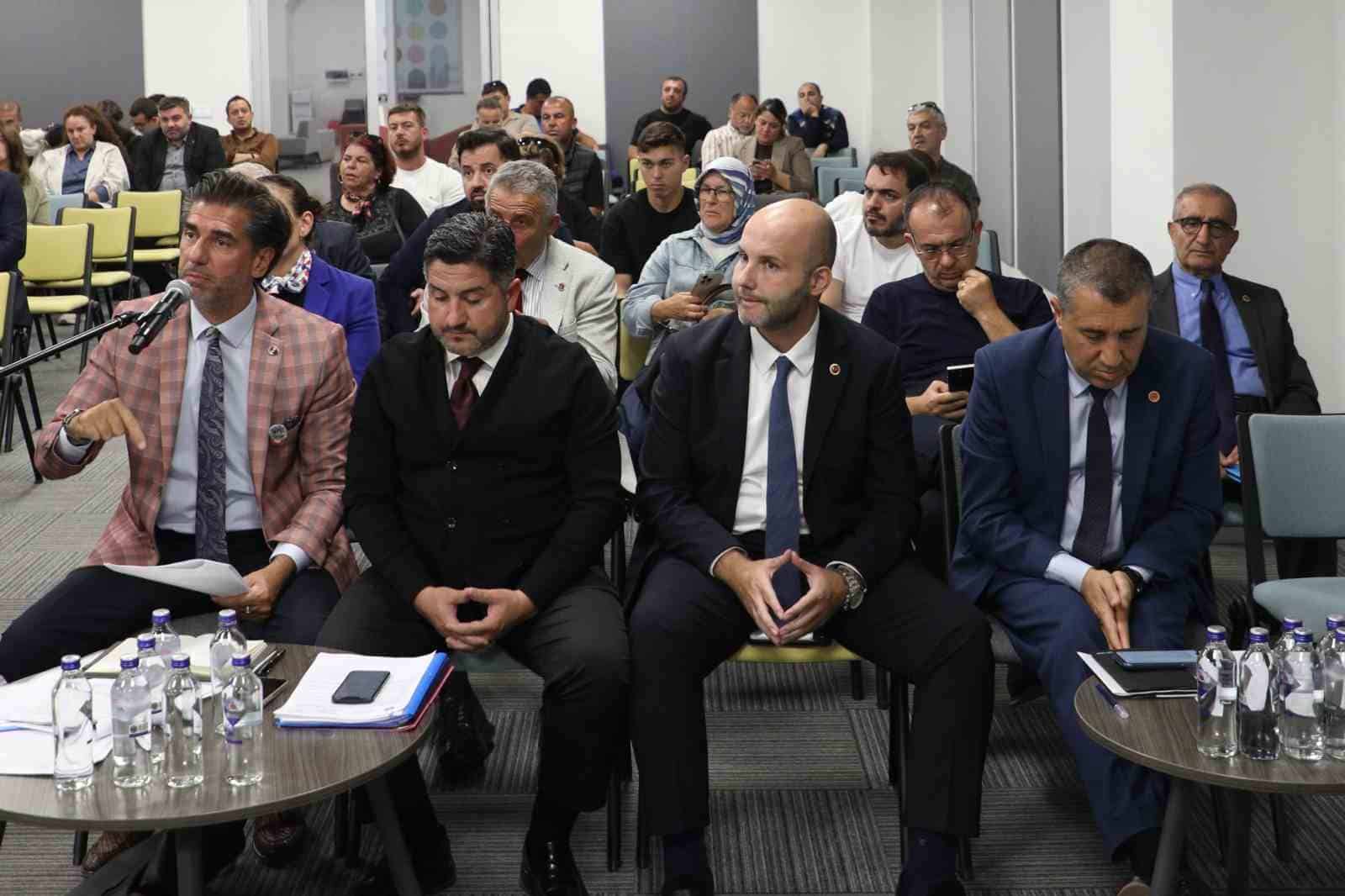 MUDANYA BELEDİYE MECLİSİ'NİN EKİM AYI 2. OTURUMUNDA BÜTÇE EVRAKLARININ GEÇ ULAŞTIRILMASI TARTIŞMA YAŞATTI. PLAN VE BÜTÇE KOMİSYONU ÜYESİ KAAN AKBULUT, DOSYALARI 9 EKİM'DE TESLİM ALDIKLARINI BELİRTEREK YETERLİ ÇALIŞMA YAPILAMADIĞINI SÖYLEDİ. AK PARTİ GRUP SÖZCÜSÜ YUSUF ALPER ÖMEROĞULLARI DA SÜRECE TEPKİ GÖSTERDİ. GÖKÇİN ÖDÜL/BURSA-İHA