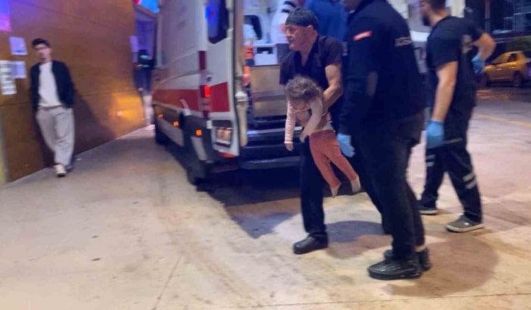 BURSA’NIN İNEGÖL İLÇESİNDE EVDE OYUN OYNARKEN NEFES BORUSUNA MİSKET KAÇAN 1,5 YAŞINDAKİ ÇOCUK, DOKTORLARIN MÜDAHALESİYLE KURTARILDI. SOLUNUM SIKINTISI YAŞAYAN KÜÇÜK ZEYNEP, TEDBİR AMACIYLA BURSA’YA SEVK EDİLDİ.