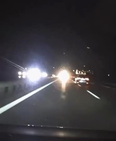 BURSA’DA OTOBANDA TERS YÖNDE İLERLEYEN BİR OTOMOBİL, TRAFİKTE TEHLİKELİ ANLARIN YAŞANMASINA NEDEN OLDU. KAZAYA DAVETİYE ÇIKARAN SÜRÜCÜNÜN O ANLARI, BAŞKA BİR ARACIN ARAÇ İÇİ KAMERASIYLA SANİYE SANİYE KAYDEDİLDİ.