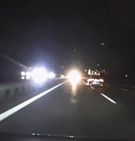 BURSA’DA OTOBANDA TERS YÖNDE İLERLEYEN BİR OTOMOBİL, TRAFİKTE TEHLİKELİ ANLARIN YAŞANMASINA NEDEN OLDU. KAZAYA DAVETİYE ÇIKARAN SÜRÜCÜNÜN O ANLARI, BAŞKA BİR ARACIN ARAÇ İÇİ KAMERASIYLA SANİYE SANİYE KAYDEDİLDİ.