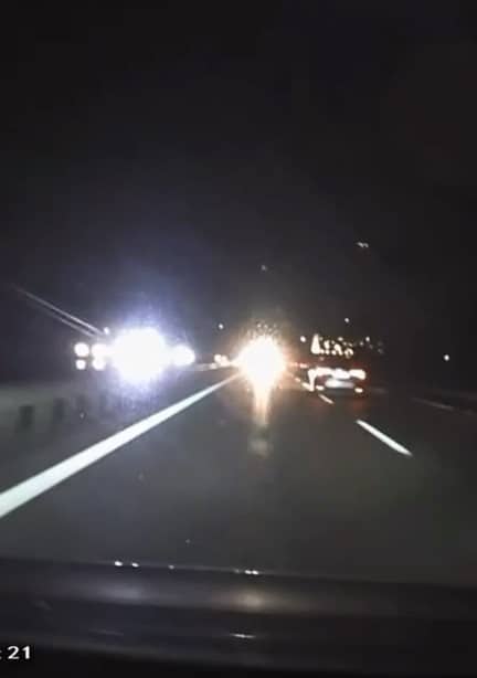BURSA’DA OTOBANDA TERS YÖNDE İLERLEYEN BİR OTOMOBİL, TRAFİKTE TEHLİKELİ ANLARIN YAŞANMASINA NEDEN OLDU. KAZAYA DAVETİYE ÇIKARAN SÜRÜCÜNÜN O ANLARI, BAŞKA BİR ARACIN ARAÇ İÇİ KAMERASIYLA SANİYE SANİYE KAYDEDİLDİ.