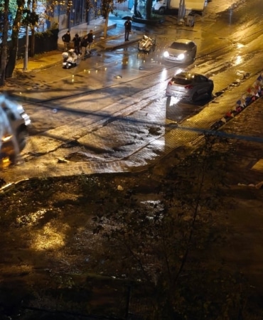 BURSA’DA OTOMOBİL İLE SEYYAR SATICININ ÇARPIŞTIĞI KAZADA YOLA SAÇILAN MEYVELER, YAĞMURA RAĞMEN VATANDAŞLAR TARAFINDAN TOPLANDI. YAŞANAN KAZANIN ARDINDAN ORTAYA ÇIKAN YÜREK ISITAN ANLAR, AMATÖR KAMERAYA YANSIDI.