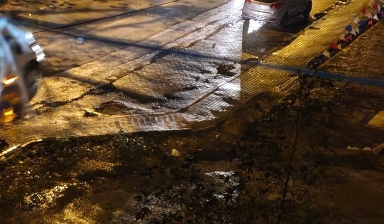 BURSA’DA OTOMOBİL İLE SEYYAR SATICININ ÇARPIŞTIĞI KAZADA YOLA SAÇILAN MEYVELER, YAĞMURA RAĞMEN VATANDAŞLAR TARAFINDAN TOPLANDI. YAŞANAN KAZANIN ARDINDAN ORTAYA ÇIKAN YÜREK ISITAN ANLAR, AMATÖR KAMERAYA YANSIDI.