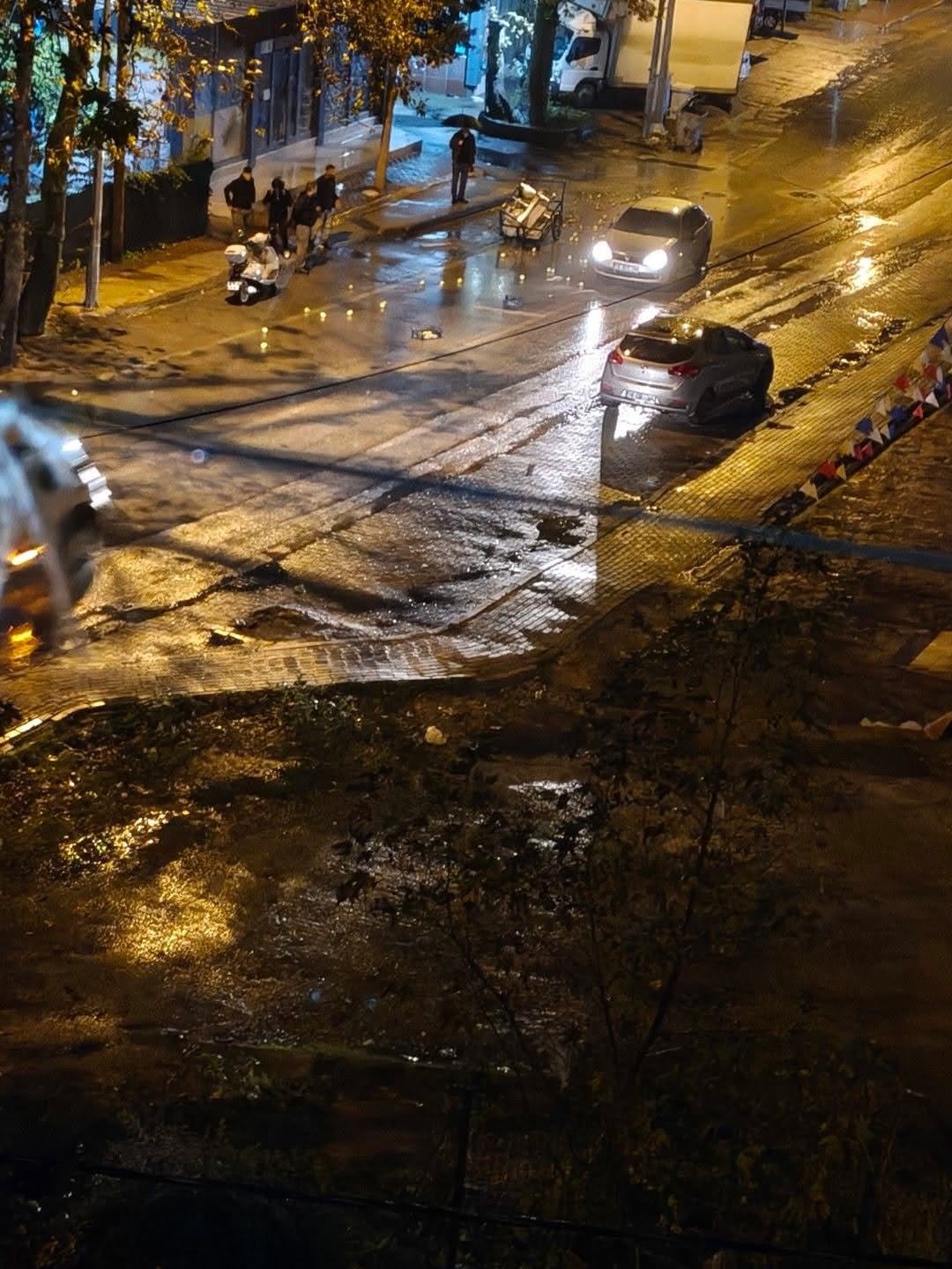 BURSA’DA OTOMOBİL İLE SEYYAR SATICININ ÇARPIŞTIĞI KAZADA YOLA SAÇILAN MEYVELER, YAĞMURA RAĞMEN VATANDAŞLAR TARAFINDAN TOPLANDI. YAŞANAN KAZANIN ARDINDAN ORTAYA ÇIKAN YÜREK ISITAN ANLAR, AMATÖR KAMERAYA YANSIDI.