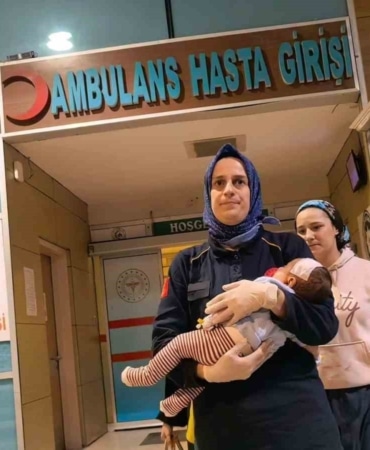 BURSA’NIN İNEGÖL İLÇESİNDE KANEPEDEN DÜŞEN 2 AYLIK POYRAZ BEBEĞİN KAFATASINDA KIRIK VE BEYİN KANAMASI TESPİT EDİLDİ. YARALI BEBEK, İLK MÜDAHALESİNİN ARDINDAN BURSA’YA SEVK EDİLDİ.