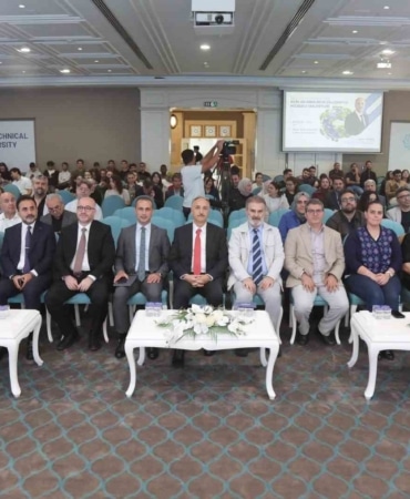 BURSA TEKNİK ÜNİVERSİTESİ (BTÜ), COP31 SÜRECİNDE İKLİM DEĞİŞİKLİĞİYLE MÜCADELE, ÇÖLLEŞME VE EROZYONUN ÖNLENMESİ İLE SÜRDÜRÜLEBİLİR ARAZİ YÖNETİMİ KONULARINI GÜNDEME TAŞIYAN BİR PROGRAMA EV SAHİPLİĞİ YAPTI. ÇÖLLEŞME VE EROZYONLA MÜCADELE GENEL MÜDÜRÜ PROF. DR. KASIM YENİGÜN’ÜN KONUŞMACI OLDUĞU PROGRAMDA, İKLİM DEĞİŞİKLİĞİNİN ÇEVRE, EKONOMİ, SAĞLIK VE GÜNLÜK YAŞAM ÜZERİNDEKİ ETKİLERİ ELE ALINDI.