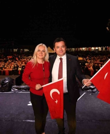 OSMANGAZİ BELEDİYESİ, CUMHURİYET’İN KURULUŞUNUN 103. YIL DÖNÜMÜNÜ KENTİN DÖRT BİR YANINA YAYILACAK BİRBİRİNDEN ÖZEL ÜCRETSİZ ETKİNLİKLERLE KUTLAMAYA HAZIRLANIYOR. SERGİDEN DOĞA YÜRÜYÜŞÜNE, ÇOCUK ATÖLYELERİNDEN FİLM GÖSTERİLERİNE KADAR HER YAŞTAN VATANDAŞA HİTAP EDEN PROGRAM, 28 EKİM AKŞAMI SEVİLEN SANATÇI GÖKSEL’İN OSMANGAZİ MEYDANI’NDA VERECEĞİ KONSERLE TAÇLANACAK.