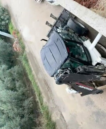 BURSA'NIN MUDANYA İLÇESİ AYAZMA BÖLGESİNDE, MEVZUATA AYKIRI OLDUĞU GEREKÇESİYLE ALINAN YIKIM KARARLARI MAHALLE SAKİNLERİNİN TEPKİSİNE NEDEN OLDU. YIKIM İÇİN BÖLGEYE GELEN EKİPLERİ ENGELLEMEK İSTEYEN BAZI VATANDAŞLAR ÇATILARA ÇIKARAK BEKLEYİŞE GEÇTİ.