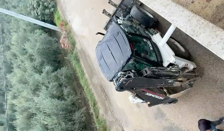 BURSA'NIN MUDANYA İLÇESİ AYAZMA BÖLGESİNDE, MEVZUATA AYKIRI OLDUĞU GEREKÇESİYLE ALINAN YIKIM KARARLARI MAHALLE SAKİNLERİNİN TEPKİSİNE NEDEN OLDU. YIKIM İÇİN BÖLGEYE GELEN EKİPLERİ ENGELLEMEK İSTEYEN BAZI VATANDAŞLAR ÇATILARA ÇIKARAK BEKLEYİŞE GEÇTİ.