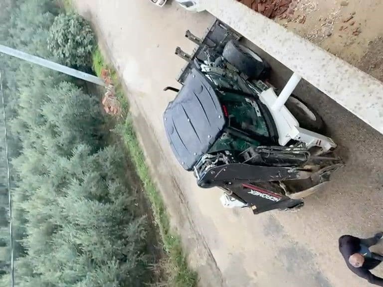 BURSA'NIN MUDANYA İLÇESİ AYAZMA BÖLGESİNDE, MEVZUATA AYKIRI OLDUĞU GEREKÇESİYLE ALINAN YIKIM KARARLARI MAHALLE SAKİNLERİNİN TEPKİSİNE NEDEN OLDU. YIKIM İÇİN BÖLGEYE GELEN EKİPLERİ ENGELLEMEK İSTEYEN BAZI VATANDAŞLAR ÇATILARA ÇIKARAK BEKLEYİŞE GEÇTİ.