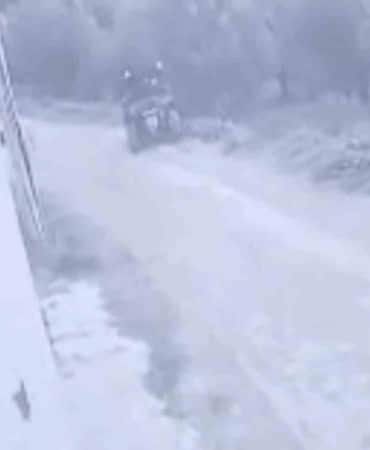 BURSA’DA PATİKA YOLDA SEYİR HALİNDEYKEN BİR ANDA TARLAYA UÇAN ATV SÜRÜCÜSÜ AĞIR YARALANDI. KAZA ANI, SANİYE SANİYE GÜVENLİK KAMERASINA YANSIDI.
